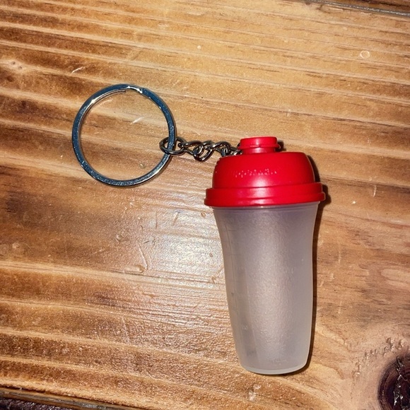 Vintage Tupperware Mini Key Chain Quick Shake
Cup Tumbler Lid Pill Container Red - Picture 2 of 9